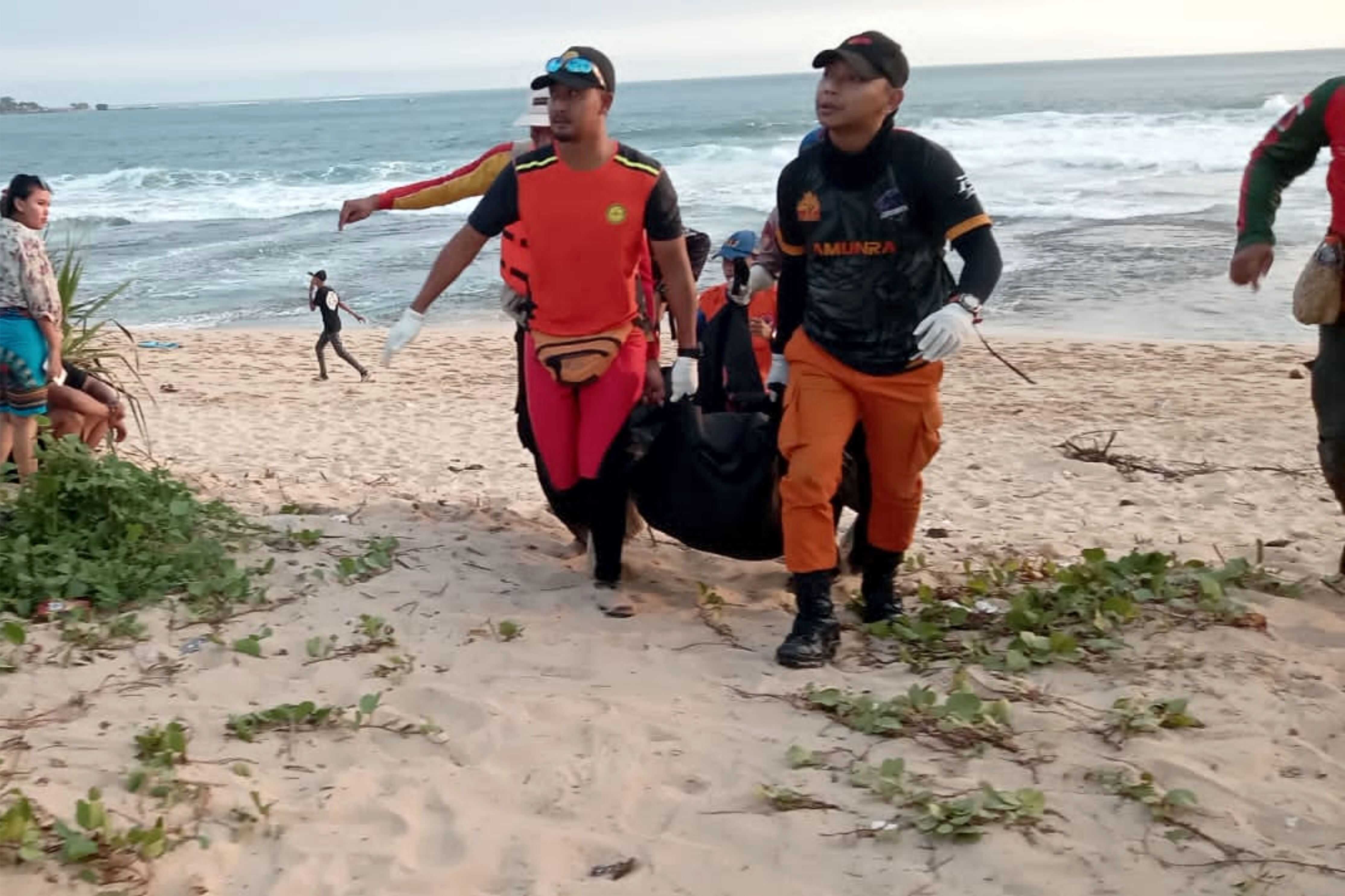 Dua Santri Ditemukan Tak Bernyawa Usai Berenang di Zona Bahaya Pantai Bobos Garut